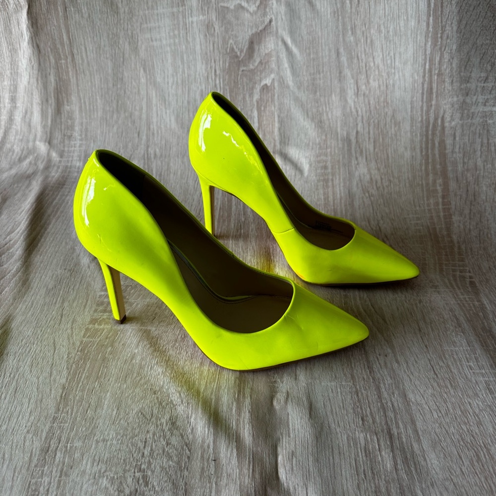 Jessica Simpson 7.5 patent leather neon yellow pumps